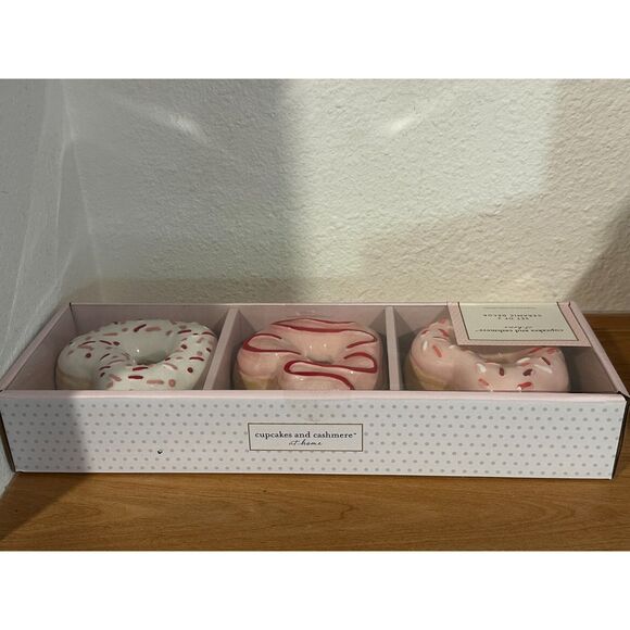 Cupcakes and Cashmere At Home Set of 3 Ceramic Decor - Heart Donuts NIB - Picture 2 of 4
